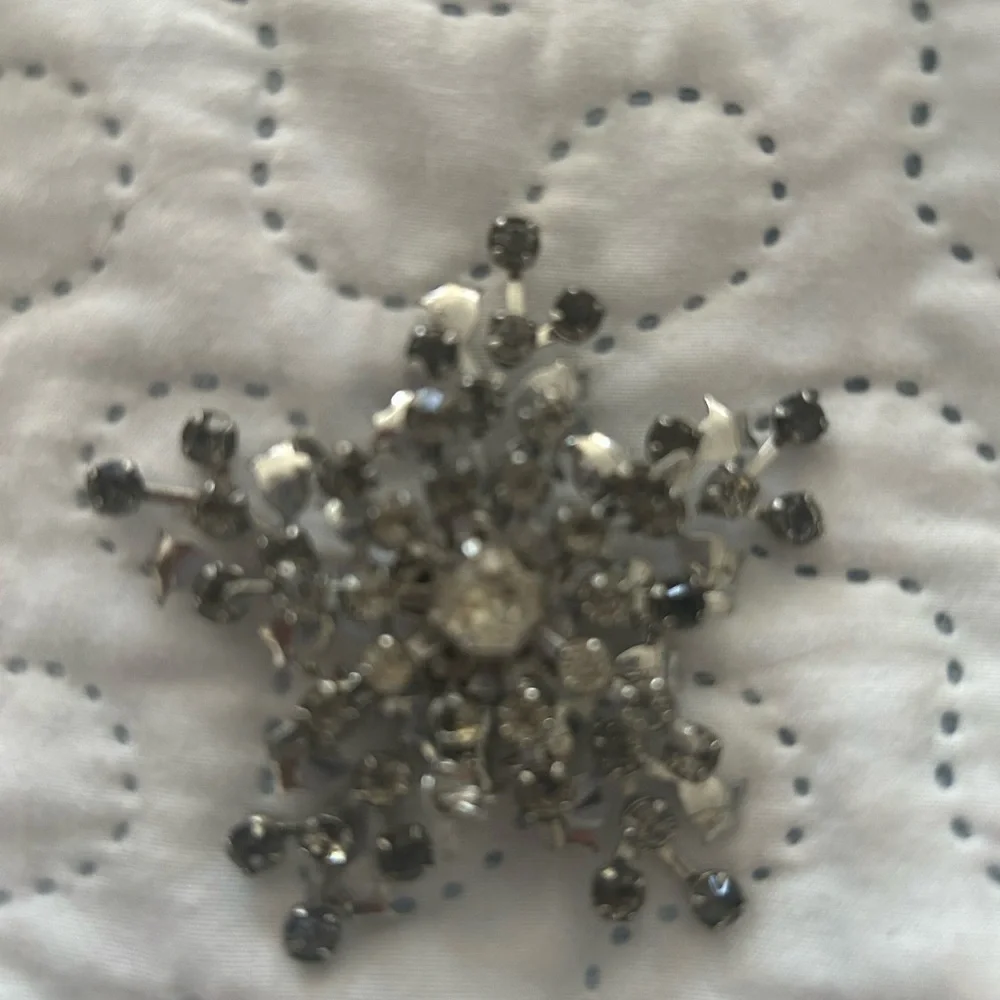 Vintage Silvertone Star Shaped Brooch With Rhinestones - Picture 1 of 4